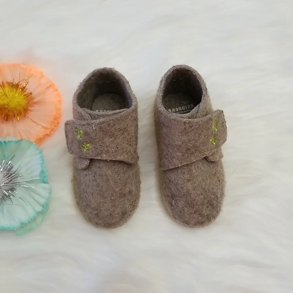 Skidders girl shoes sz. 4/12 M